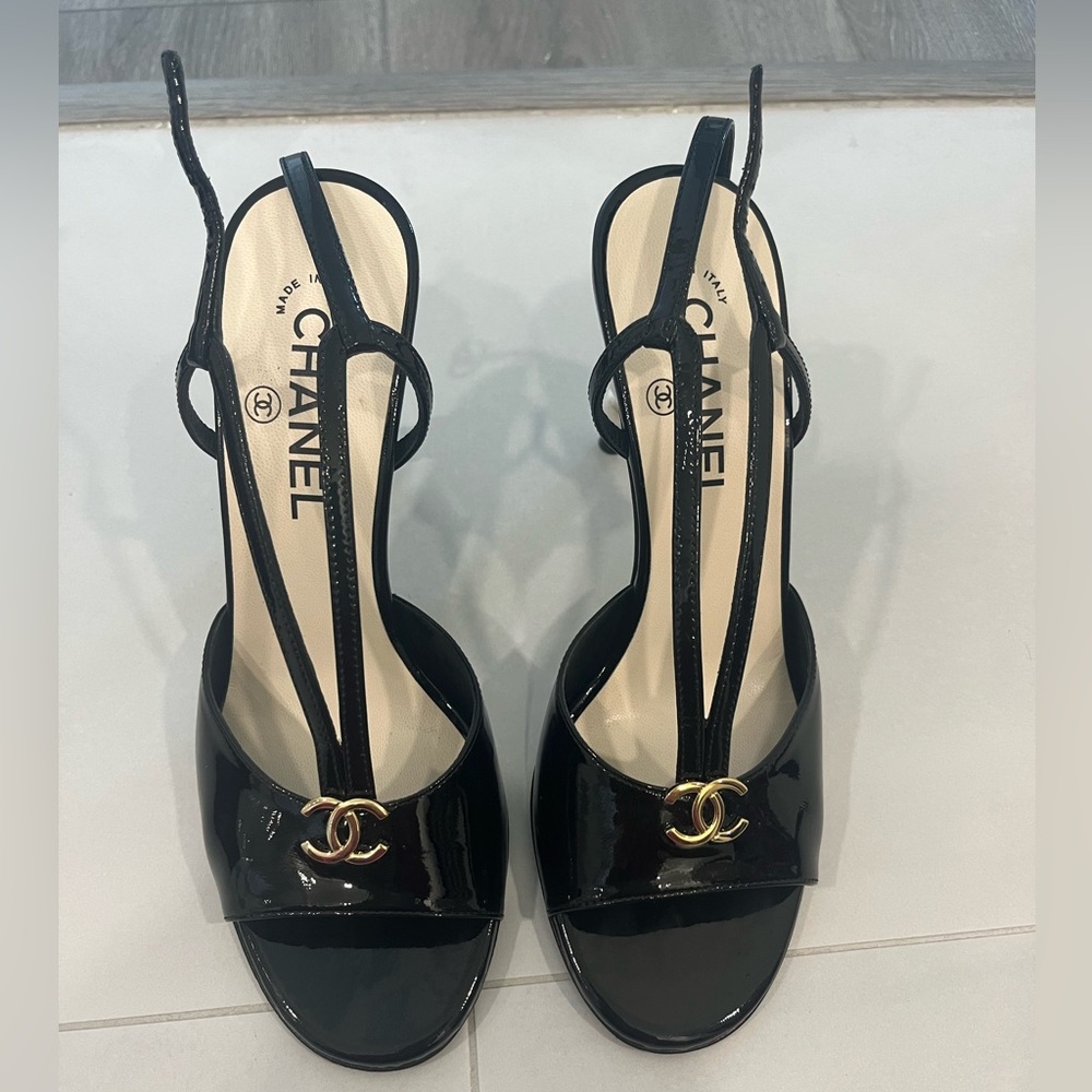 Chanel 23S Black Patent Leather CC Logo Ankle Strap Heeled Sandals